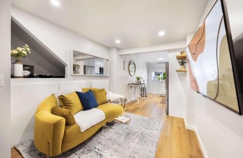 Picnic Point-North Lynnwood Apartment | Modern 1BR Designer's Oasis 1min to I-5 Costo