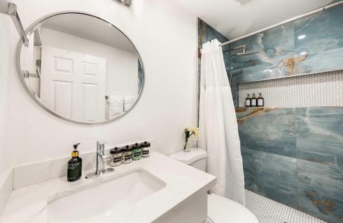 Picnic Point-North Lynnwood Apartment | Modern 1BR Designer's Oasis 1min to I-5 Costo