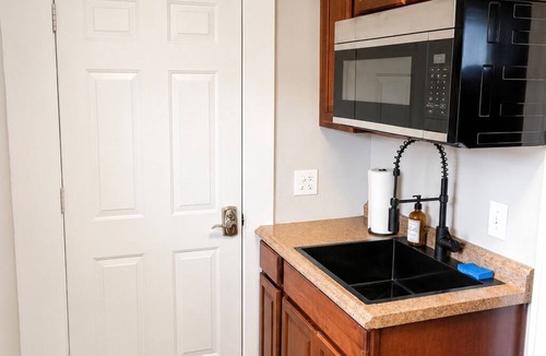 Weinland Park Apartment | Modern 2BD 1BA Near OSU Fairgrounds FREE Parking