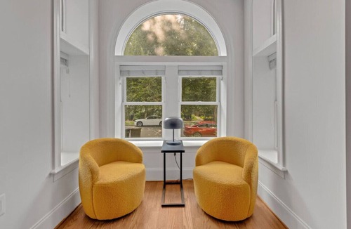 Truxton Circle House | Modern 3 Bed Luxe Rowhome w Patio ideal for Groups