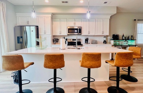 Issue House | Modern 3-bedroom house in Colonial Beach with access to pool and private hot tub