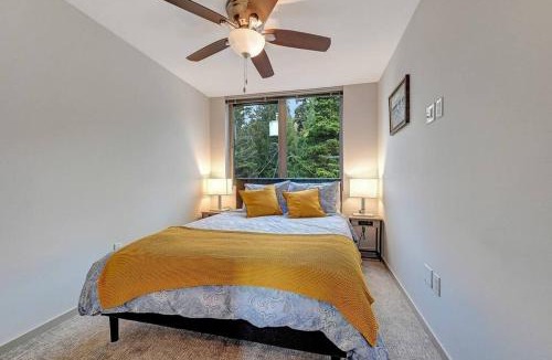 North Admiral House | Modern 3 BR Townhouse just steps to Alki Beach