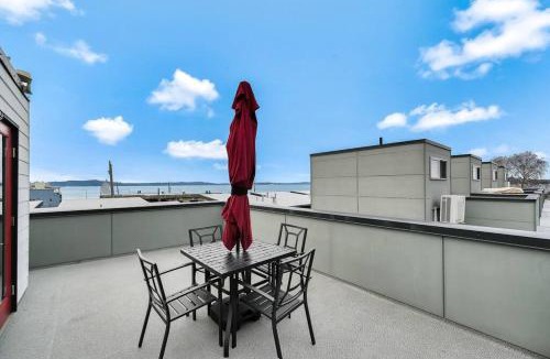 North Admiral House | Modern 3 BR Townhouse just steps to Alki Beach