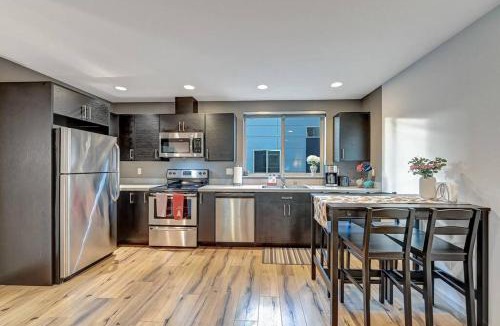 North Admiral House | Modern 3 BR Townhouse just steps to Alki Beach