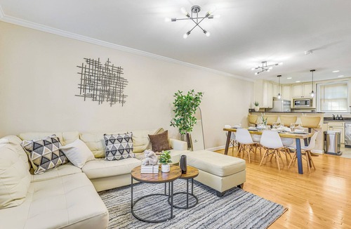 Potomac West House | Modern 3BR Home in Alexandria and 6 min to DCA