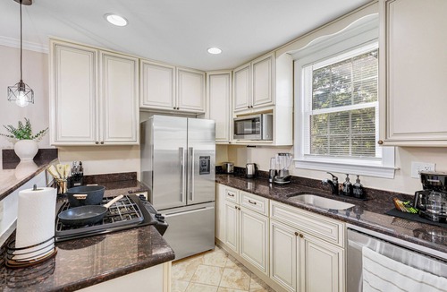 Potomac West House | Modern 3BR Home in Alexandria and 6 min to DCA