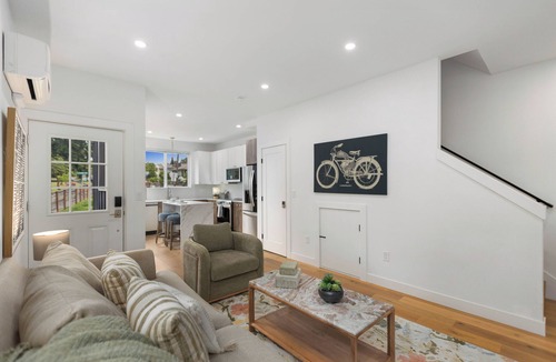 Mid-Beacon Hill House | Modern 3BR house. Near downtown Seattle attractions. SeaTac Airport