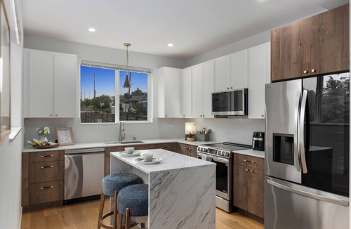 Mid-Beacon Hill House | Modern 3BR house. Near downtown Seattle attractions. SeaTac Airport