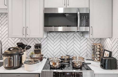 Old Town West House | Modern 4BR Getaway 3 Min to Old Town 1 Mil to Waterfront Walk to Metro
