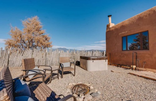 Taos House | Modern Adobe - Hot Tub - Game Room - Close to Ski Resorts- 10 min to Downtown!