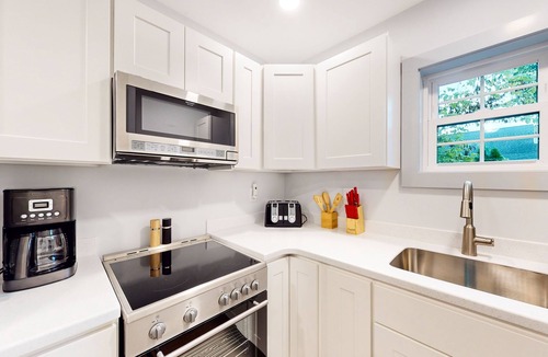 The Pines House | Modern aparthotel in a great location with well-equipped kitchen & streaming