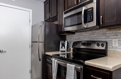 Lewis Center Apartment | Modern Apartment in Prime Location (ID7750X07)
