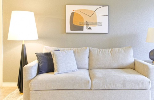 Clearwater Apartment | Modern Apartment in Prime Location (ID8368X45)