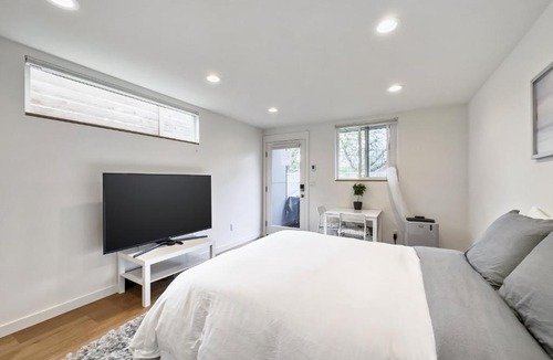 Columbia City Apartment | Modern apartment near light rail