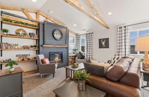 Caldwell House | Modern Cabin Vibes, Vaulted ceilings, Sleeps 8!