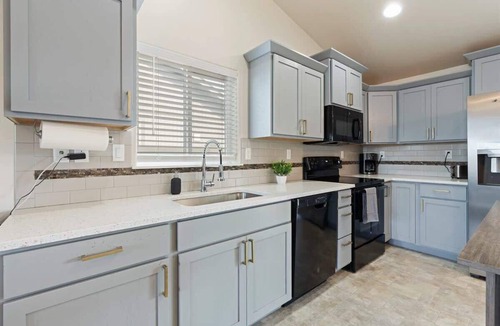 Caldwell House | Modern Caldwell Home | Near Freeway & Shopping | Sleeps 10