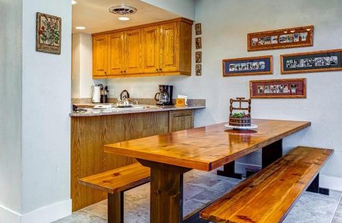 Park Meadows House | Modern condo with spectacular views - close to top ski resorts & walk to MARC