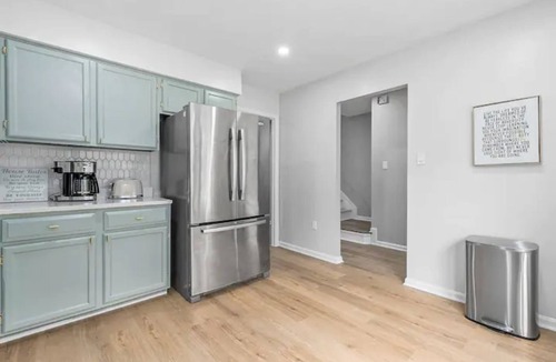 Lake Ridge House | Modern & Contemporary Lake Ridge Townhouse w/Deck