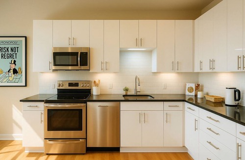 Fairfax Apartment | Modern Fairfax 2BR with Pool & Pet Spa