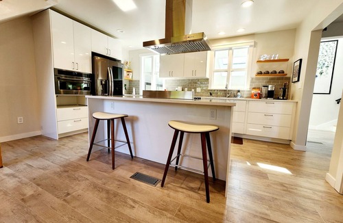 Crown Hill House | Modern Fully Remodeled, Relaxing Garden w/Outdoor Sauna, 3BR in Ballard