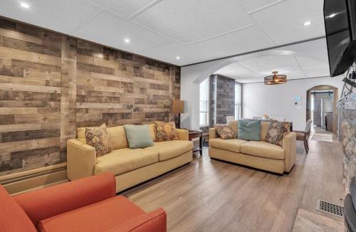 Near East Columbus House | Modern Home, 8 Min to Airport and 5 Min to OSU