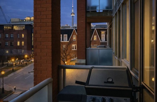 Niagara Apartment | Modern Loft 1BD/1BA in King West