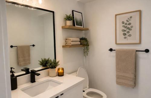 Killarney Apartment | Modern Luxury Killarney Retreat with AC and Sleeps 8