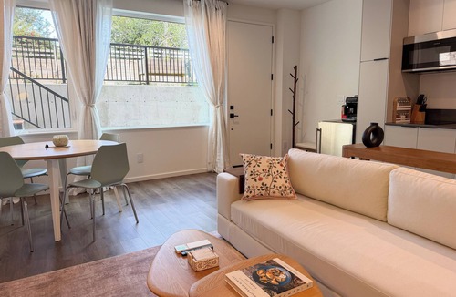 Magnolia Apartment | Modern Magnolia ADU- Easy access to downtown and stadiums