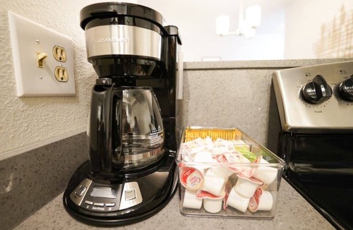 Bridle Trails Condo | Modern Microsoft Redmond Campus Condo with Balcony