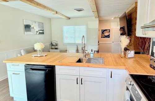 Pinellas Park House | Modern Oasis with Pool + Putting Green
