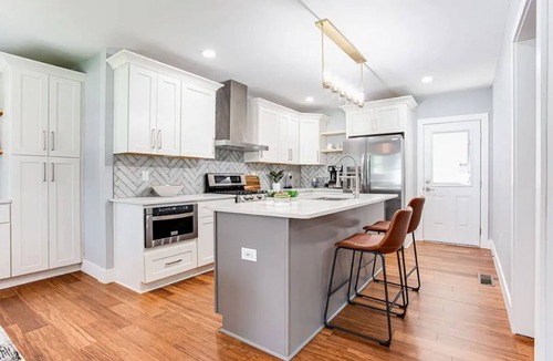 East Side House | Modern relaxing home w/movie room & massage chair