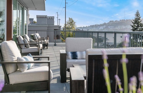 Eastlake Apartment | Modern Seattle 2BR Escape w/Gym Access Near Lake Union
