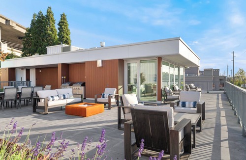 Eastlake Apartment | Modern Seattle 2BR Escape w/Gym Access Near Lake Union