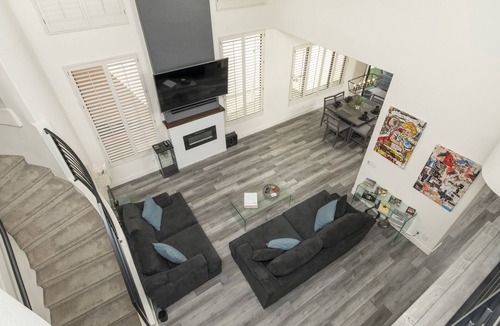 Chandler House | Modern Spacious 2 Master Bedroom Cal King with Loft & Pool Sleeps 6