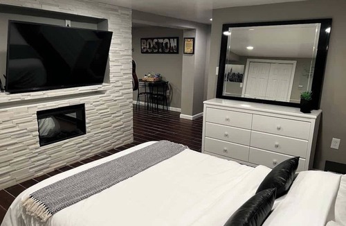 Everett House | Modern Studio Close to Campus & 10min to Boston