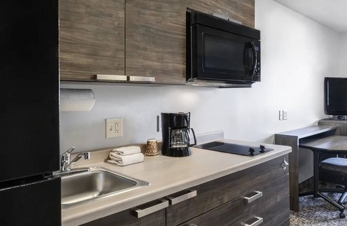 Redding Hotel | Modern Suite w/Kitchen – Experience Ultimate Comfort in Redding