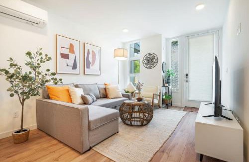 Broadway House | Modern Townhome with Rooftop Views, Walkable Location and Direct Bus to SEA
