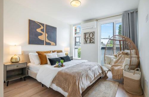 Broadway House | Modern Townhome with Rooftop Views, Walkable Location and Direct Bus to SEA