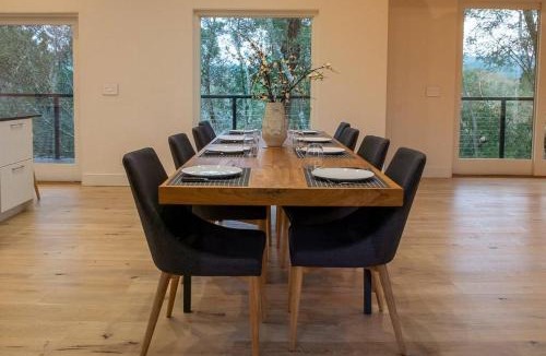 Healdsburg Villa | Modern Wine Country Home on 10 acres with vineyard