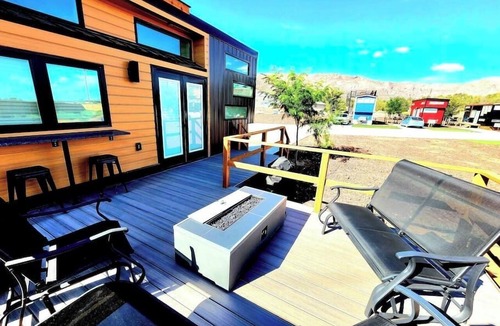 Apple Valley House | Modern Zion Getaway Pet-Friendly Home