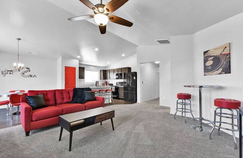 Nampa House | Monochrome Home Near Hospital