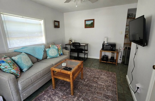 Laurel Cottage | Moon Dreams Cottage 1.7 mi to Nokomis Beach