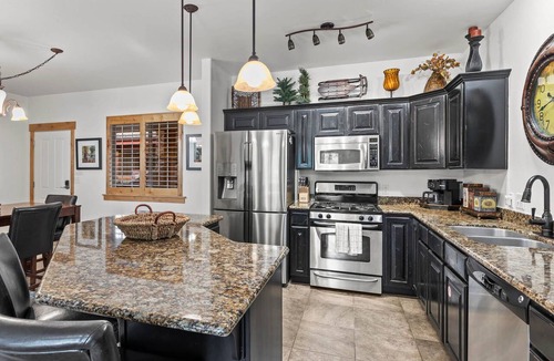 Bear Hollow Village Condo | Moose Mgmt at Bear Hollow 1304: King bed-Top Floor-Office Space-Gym-Dogs Welcome