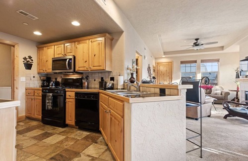 Kimball Junction Condo | Moose Mgmt at Foxpoint 1678C Front Balcony w BBQ-Walk to Shops-King bed-TopFloor
