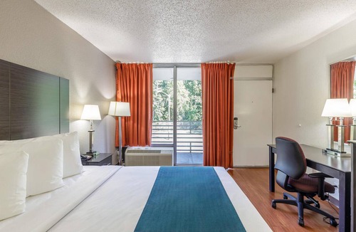 Dumfries Hotel | Motel 6 Dumfries, VA