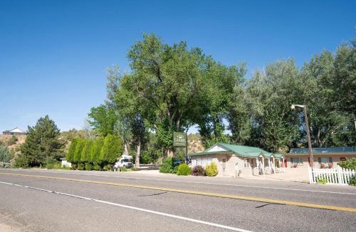 Zion National Park East Entrance Hotel | Mount Carmel Motel in Southern Utah Desert Room 6