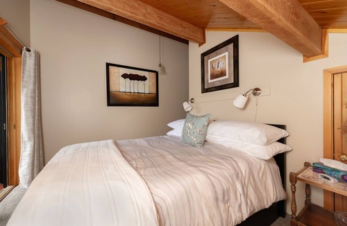 Mount Robson Cabin | Mount Robson Mountain River Lodge