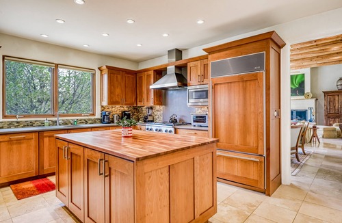 La Tierra House | Mountain view estate with main house & guest house - rooftop hot tub, dogs ok