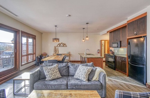 Versant Soleil Condo | Mountain View Home w/Hot Tub, Steps to Casino