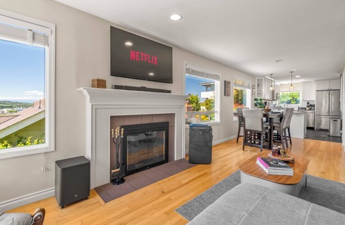Fremont House | Mountain Views 3BR~Hot Tub~Summer & FIFA Ready